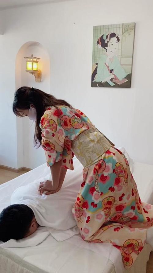 人妻啪啪二区的相关介绍
