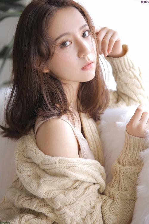 操哭美女大学生的相关介绍