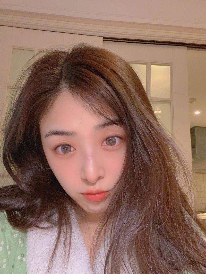一边亲一边摸一边揉的相关介绍